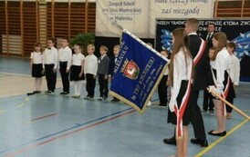 Uczniowie klasy pierwszej składają ślubowania na sztandar szkoły.