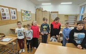 Grupa uczni&oacute;w z dyplomami.