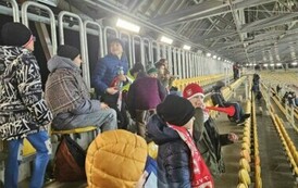 Grupa uczni&oacute;w z trąbkami wspomaga Polską drużynę.