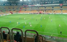 Zawodnicy z Polski i Włoch na boisku.