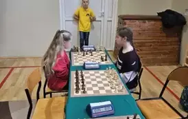 Uczennica szkoły w Mielniku w trakcie gry.