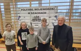 Czw&oacute;rka uczni&oacute;w z szefem Podlaskiego Związku Sportowego.