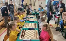 Czw&oacute;rka uczni&oacute;w gotowa do rozpoczęcia meczu szachowego.