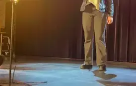 Dziewczynka stojąca na scenie, trzymająca mikrofon.