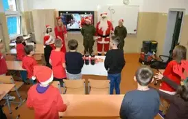 Uczniowie klasy czwartej śpiewają piosenkę Mikołajowi.