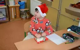 Uczeń klasy drugiej z prezentem.