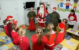 Uczennice klasy trzeciej z Mikołajem i jego pomocnikami.