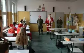 Mikołaj wśr&oacute;d uczni&oacute;w z klasy &oacute;smej.