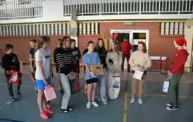 Uczniowie klasy si&oacute;dmej z prezentami.