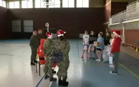 Uczniowie klasy si&oacute;dmej z Mikołajem.