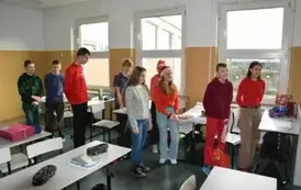 Uczniowie klasy &oacute;smej śpiewają piosenkę Mikołajowi.