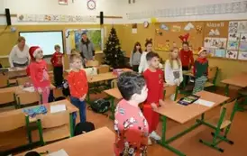 Uczniowie klasy drugiej witają Mikołaja.