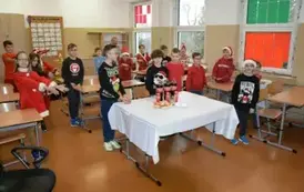 Uczniowie klasy czwartej witają Mikołaja.