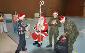 Mikołaj wręcza prezent uczniowi z klasy sz&oacute;stej.