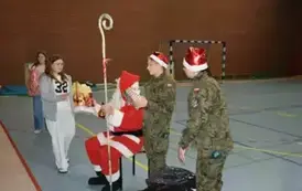Mikołaj wręcza prezent uczennicy z klasy sz&oacute;stej.