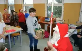 Uczeń klasy piątej z prezentem od Mikołaja.