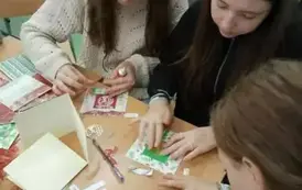Uczennice Szkolnego Koła Caritas wykonujące kartki.
