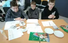 Chłopcy rozwiązujący zadania