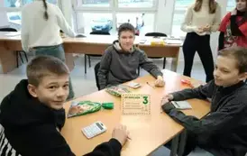 Chłopcy naszej szkoły siedzący przy stoliku.