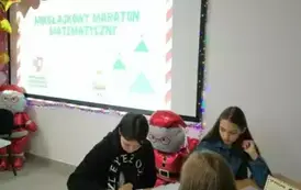 Uczennice rozwiązujące zadania matematyczne. 
