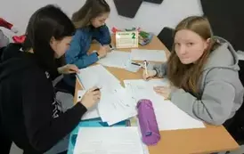 Uczennice rozwiązujące zadania.