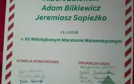 Dyplom grupy chłopc&oacute;w za udział w maratonie matematycznym.