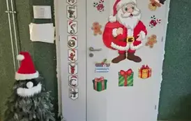Wejście do świetlicy szkolnej w światecznych ozdobach