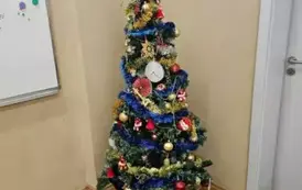 Ozdobiona choinka z prezentami
