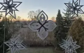 Okno oznobione płatkami śniegu zrobionymi z białego papieru