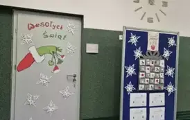 Korytarz szkolny przy drzwiach do sali matematycznej