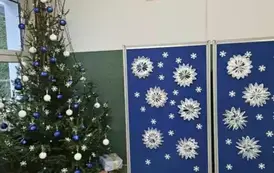 Choinka z biało-niebieskimi bombkami