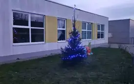 Choinka przed budynkiem przedszkola