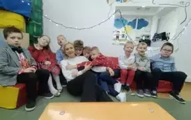 Uczniowie klasy pierwszej z wychowawczynią