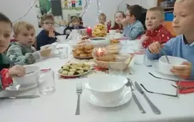 Uczniowie klasy pierwszej przy wigilijnym stole