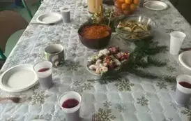 St&oacute;ł wigilijny przygotowany na wigilię klasową