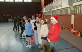 Uczniowie klasy si&oacute;dmej przed Mikołajem