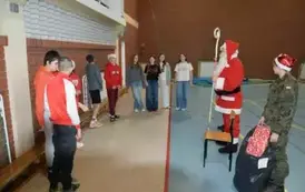 Uczniowie klasy sz&oacute;stej śpiewają kolęde Mikołajowi