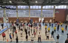 Uczestnicy Bitwy Mikołajkowej na hali sportowej podczas rozgrzewki.