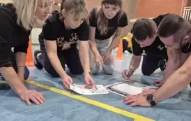 Pracownicy GOKSiR w Mielniku rozwiązują łamigł&oacute;wki