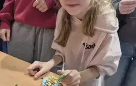 Dziewczynka z klasy trzeciej ozdabia cisatko