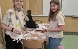 Dwie dziewczynki z białymi gwiadkami w sali matematycznej