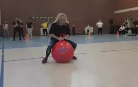 Kobieta skacze na czerwonej piłce