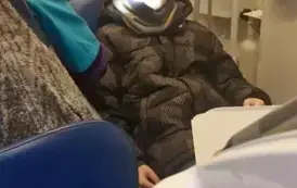 Uczeń klasy czwartej na fotelu dentystycznym