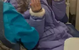 Uczennica klasy czwartej na fotelu dentystycznym