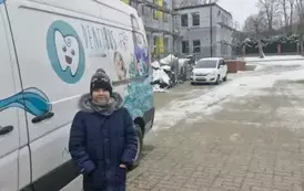 Chłopiec przed Dentobusem
