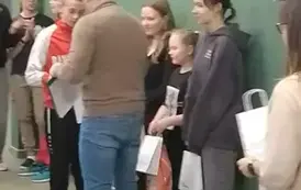 Dyrektor wręcza uczniowi  nagrodę