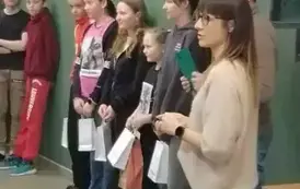Uczniowie  wyr&oacute;żnieni stoją na apelu.