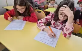 Dziewczynki rozwiązują test