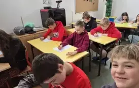 Uczniowie biorą udział w konkursie walentynkowym