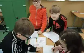 Uczniowie rozwiązują zadania walentynkowe. (4)
